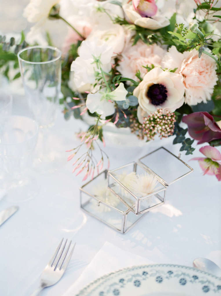 centerpiece of flowers on the weding table