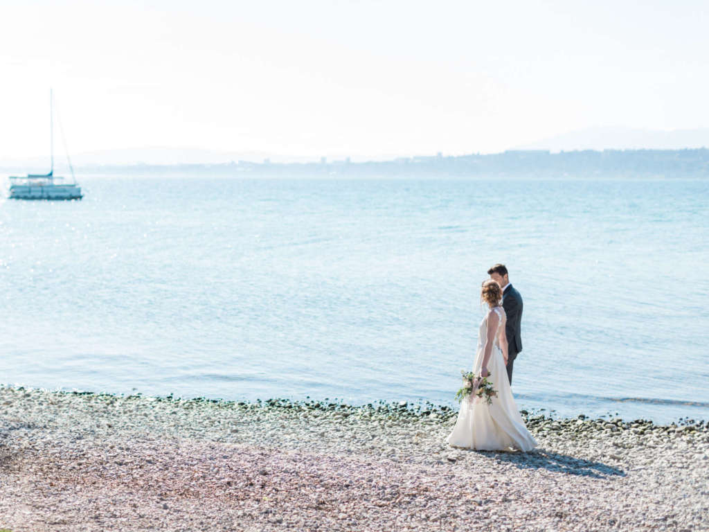 bride and groom in geneva on the shores of Lake Geneva