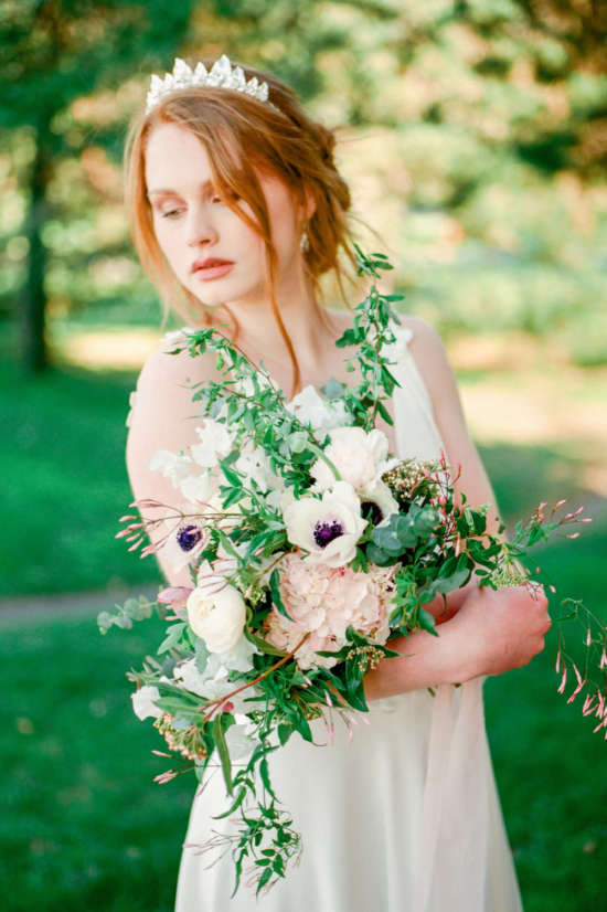 la belle mariée avec son bouquet