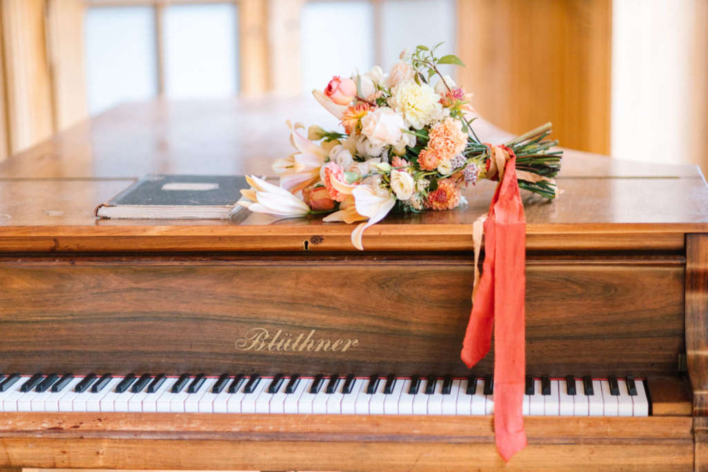 bouquet de la mariée sur piano