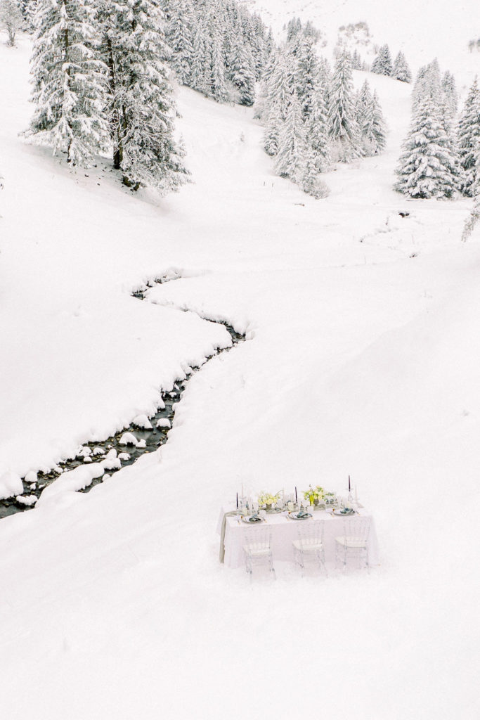 table for winter wedding, decoration for winter wedding, snowy wedding