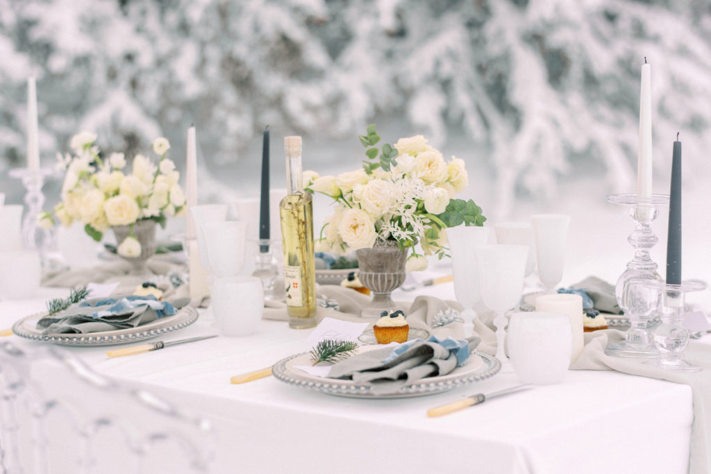 table for winter wedding, decoration for winter wedding, snowy wedding