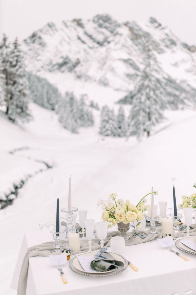 table de mariage à la neige, table mariage hiver, mariage à la montagne