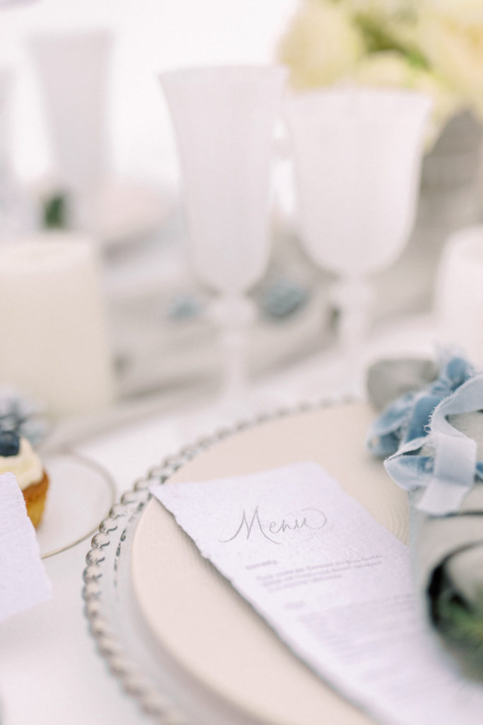 vaisselle mariage hiver, vaisselle mariage à la neige , décoration mariage hiver, calligraphie mariage hivernal