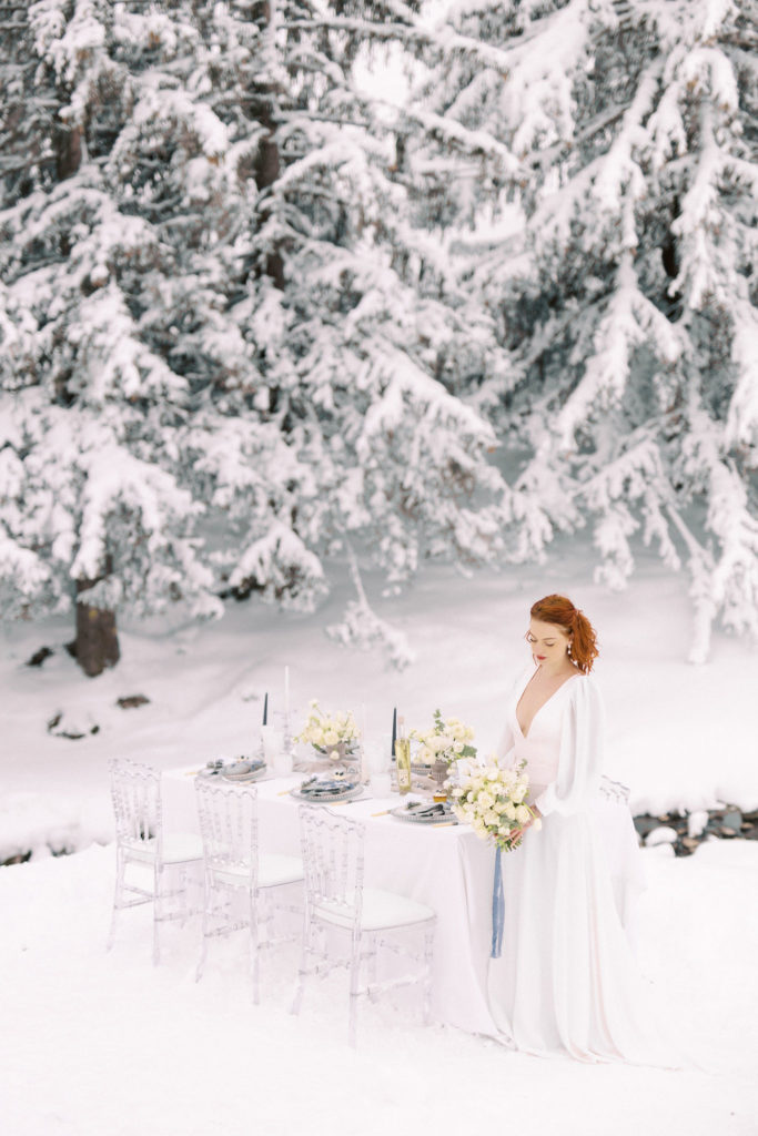 Mariée à la neige, mariée avec son bouquet, mariée avec sa table de mariage, mariage hiver, robe de mariée hivernale