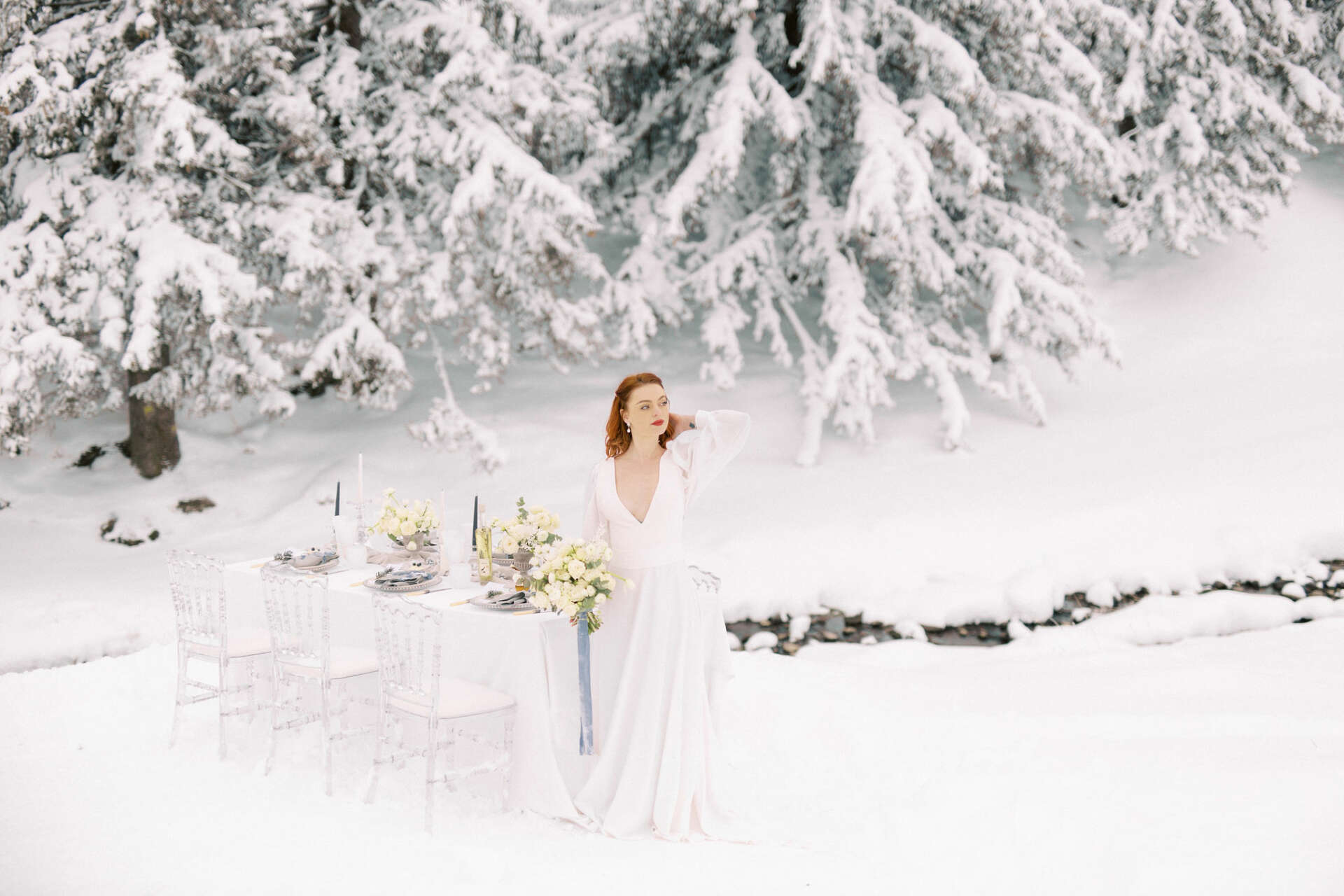 Mariée à la neige, mariée avec son bouquet, mariée avec sa table de mariage, mariage hiver, robe de mariée hivernale