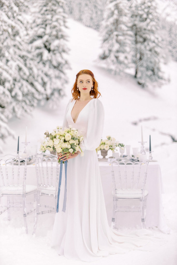 Mariée à la neige, mariée avec son bouquet, mariée avec sa table de mariage, mariage hiver, robe de mariée hivernale