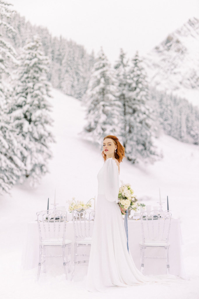 Mariée à la neige, mariée avec son bouquet, mariée avec sa table de mariage, mariage hiver, robe de mariée hivernale