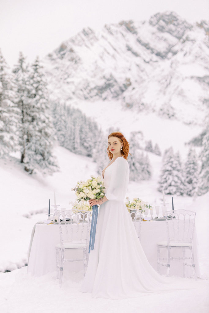 Mariée à la neige, mariée avec son bouquet, mariée avec sa table de mariage, mariage hiver, robe de mariée hivernale