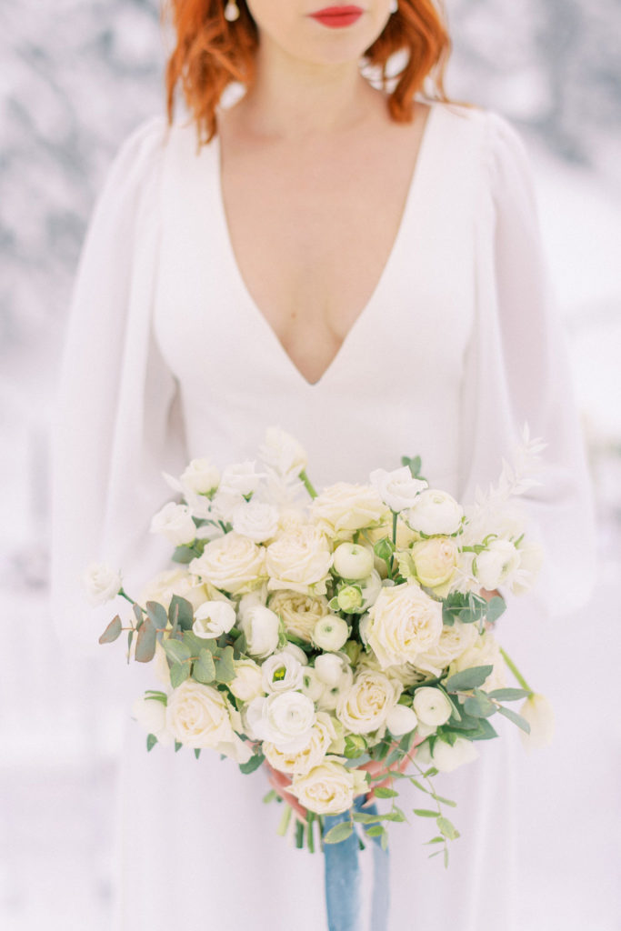 Mariée à la neige, mariée avec son bouquet, mariage hiver, robe de mariée hivernale