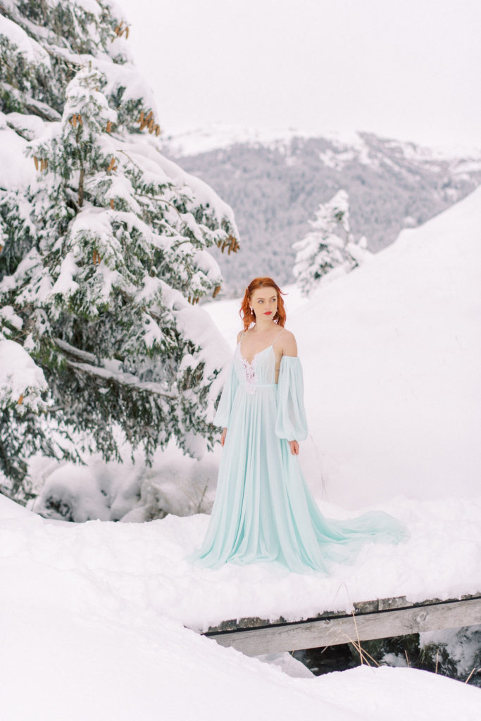 Mariée à la neige, mariage hiver, robe de mariée verte