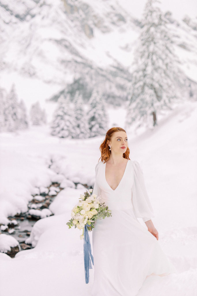 Mariée à la neige, mariée avec son bouquet, mariage hiver, robe de mariée hivernale