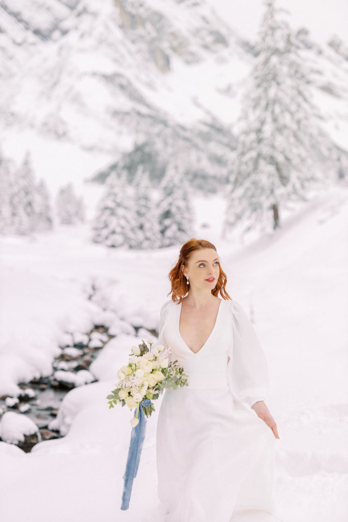 Mariée à la neige, mariée avec son bouquet, mariage hiver, robe de mariée hivernale