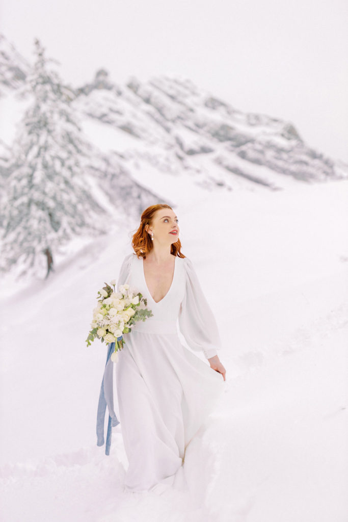 Mariée à la neige, mariée avec son bouquet, mariage hiver, robe de mariée hivernale