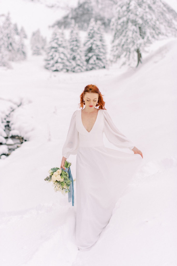 Mariée à la neige, mariée avec son bouquet, mariage hiver, robe de mariée hivernale