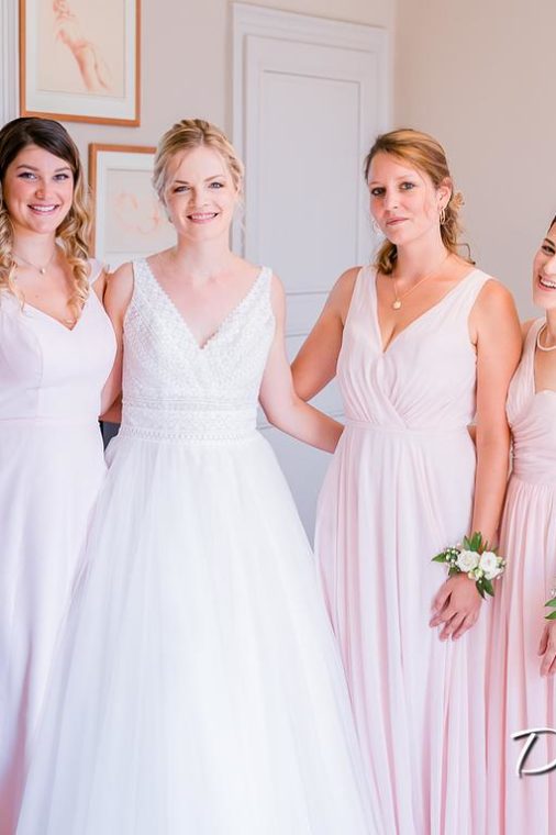 Mariée, témoin et demoiselles d'honneur