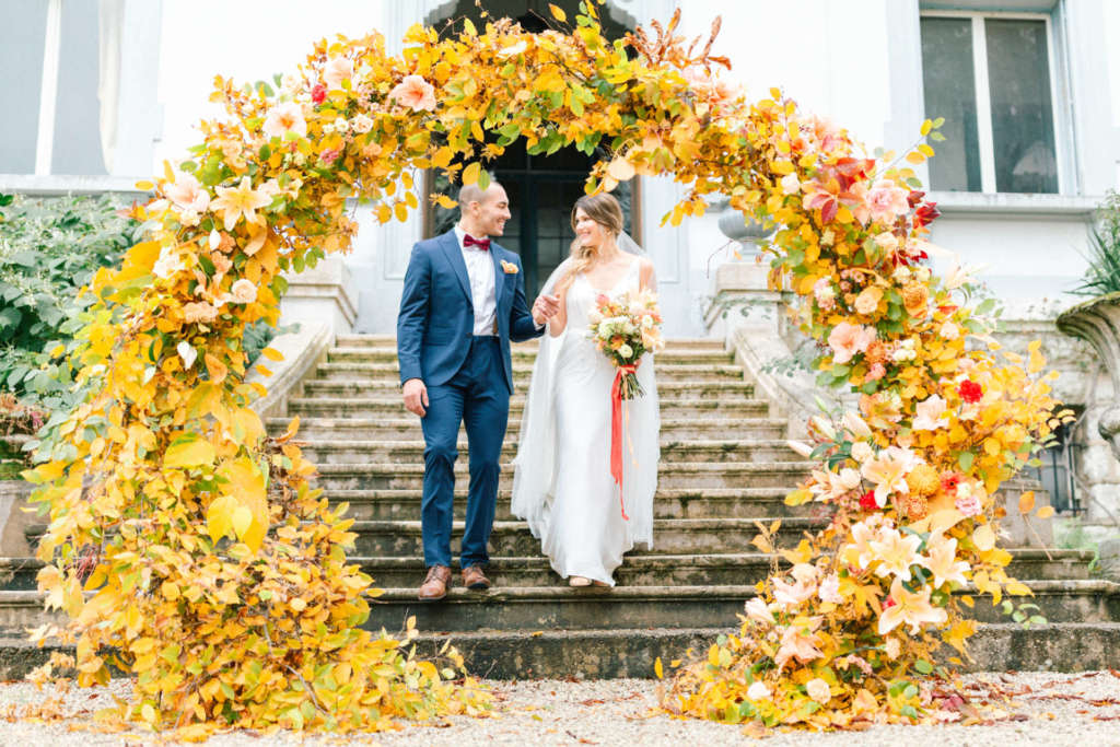 arch of symbolic ceremony and bride and groom